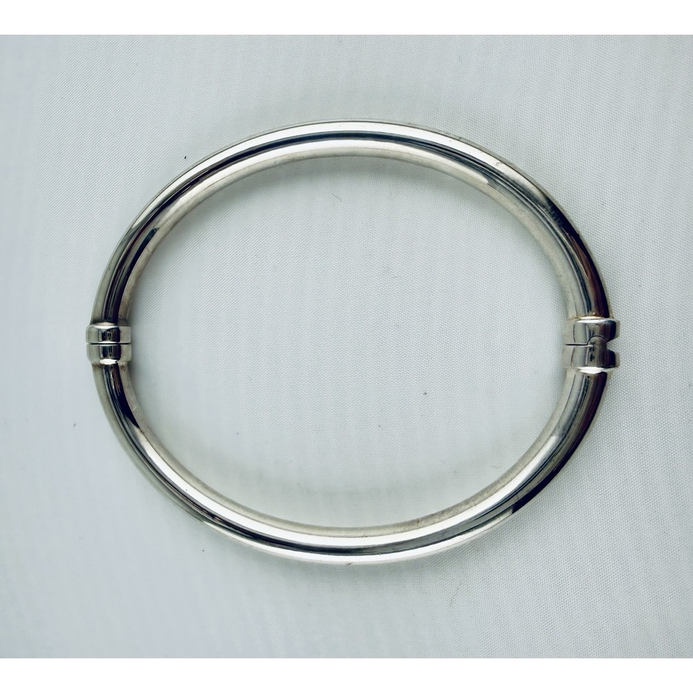 Sterling Silver Hinged Bangle .925 Over 13 Grams Thailand.      ‎  J0058